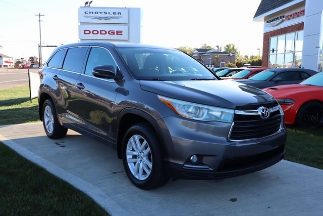 2015 Toyota Highlander LE Plus photo 3