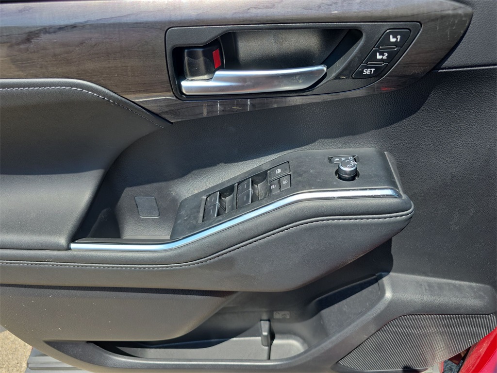 2024 Toyota Highlander Hybrid Platinum photo 18