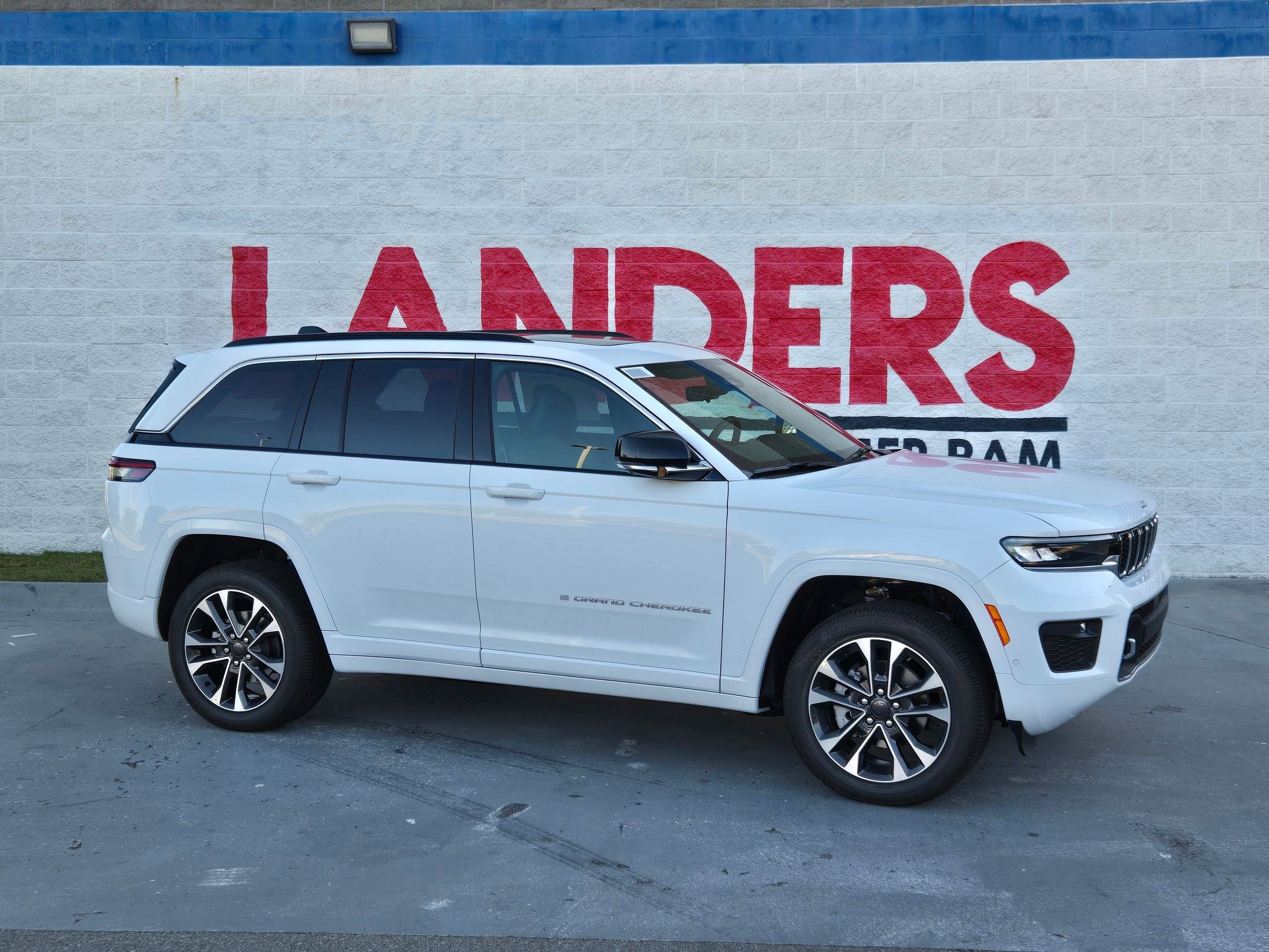 2025 Jeep Grand Cherokee Overland's photo