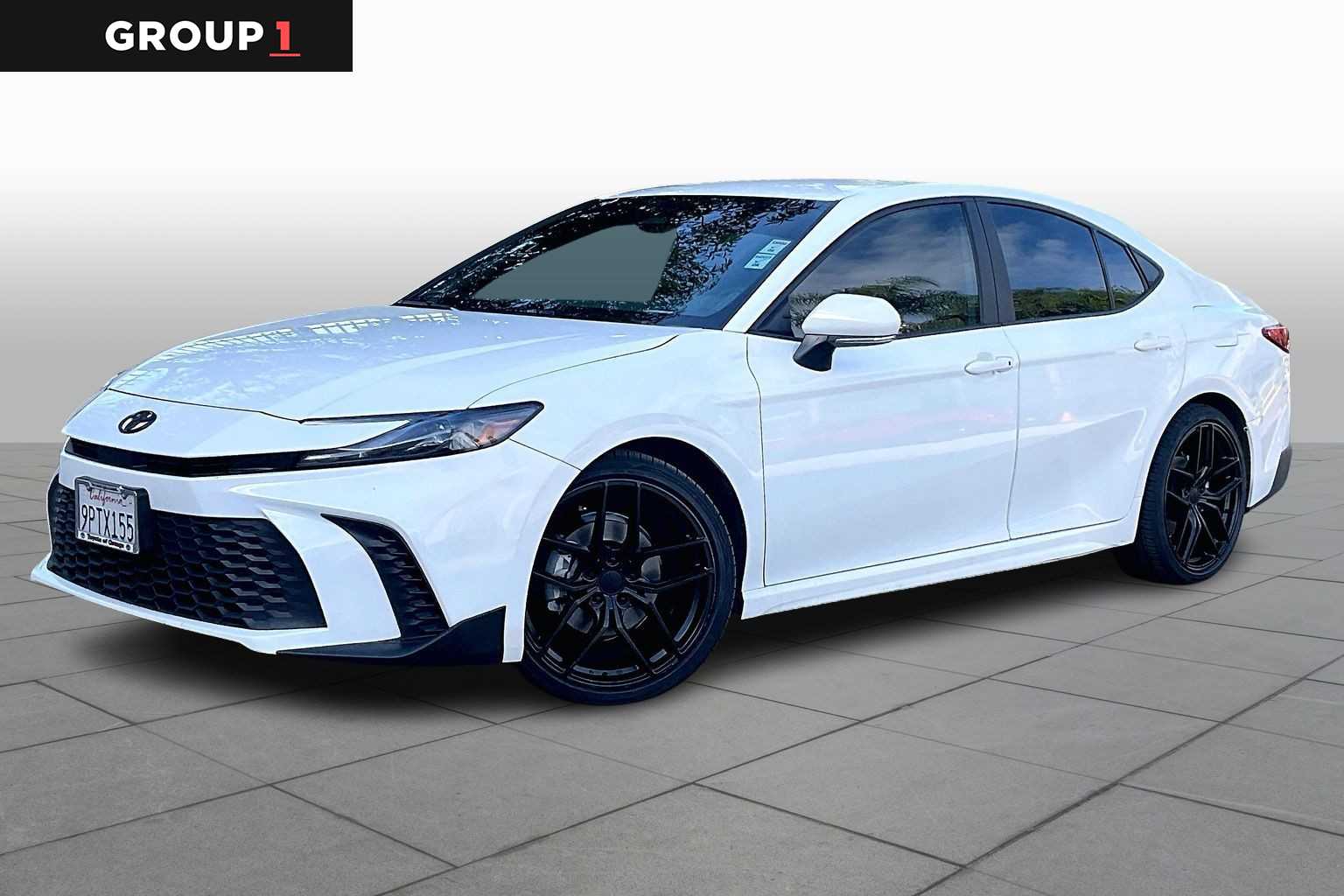 2025 Toyota Camry SE's photo