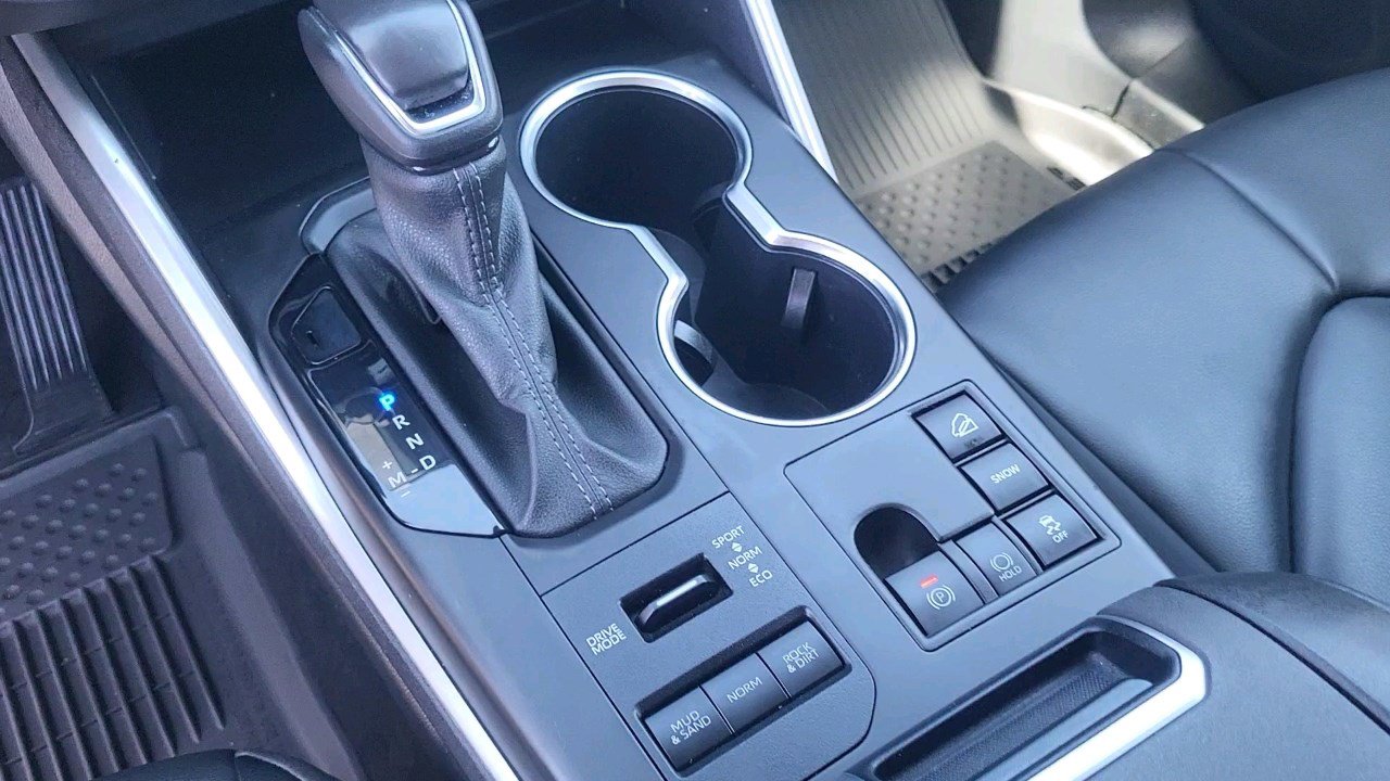 2024 Toyota Highlander XLE photo 17