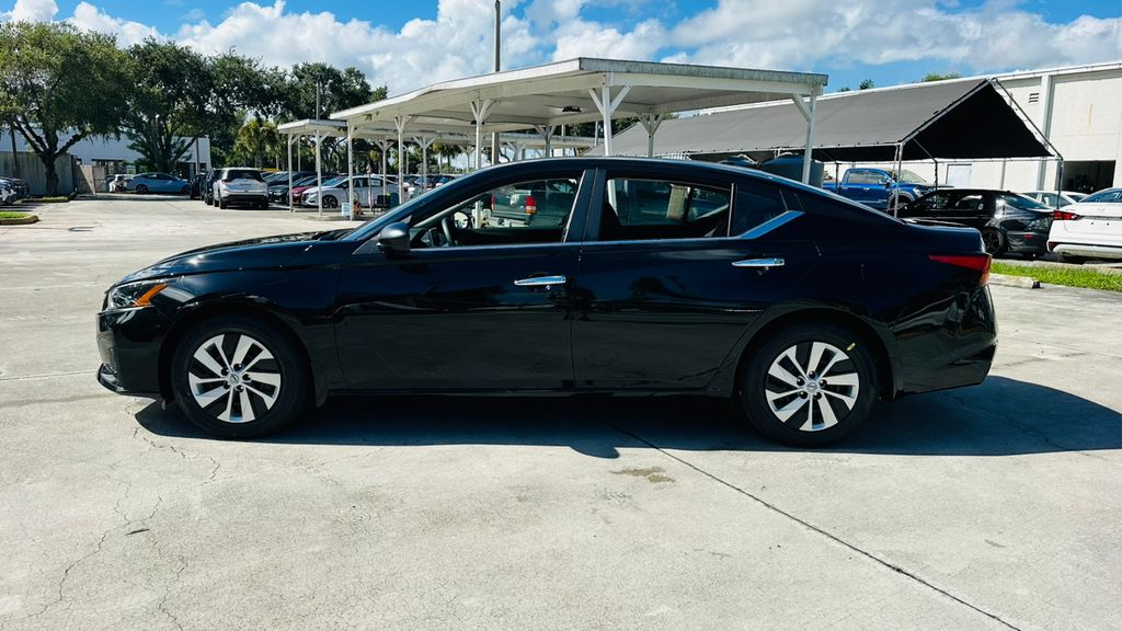 2025 Nissan Altima S photo 4