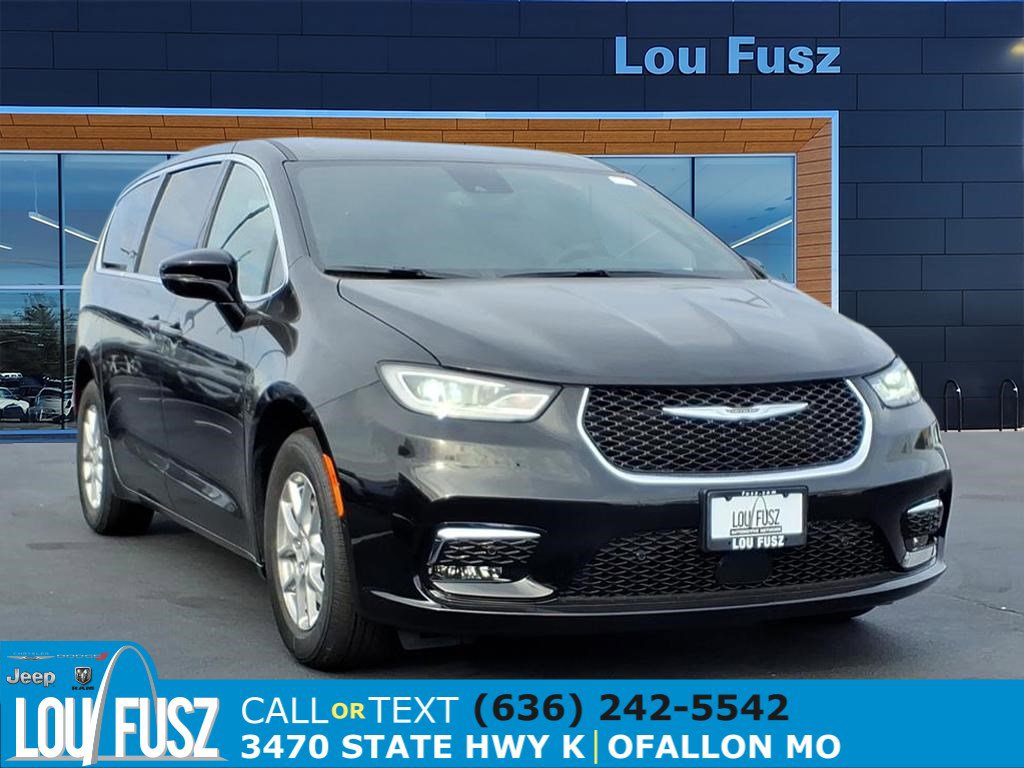 2026 Chrysler Pacifica Select's photo