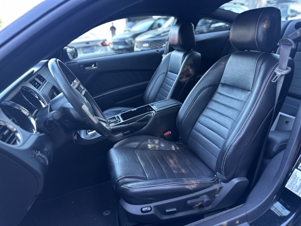 2014 Ford Mustang V6 Premium photo 11