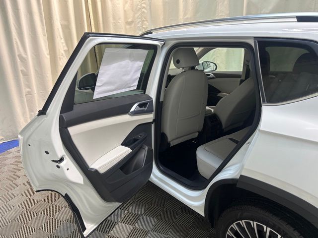 2025 Volkswagen Taos SE photo 22