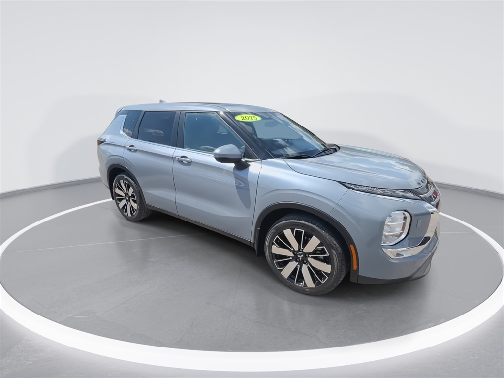 2025 Mitsubishi Outlander SE photo 2