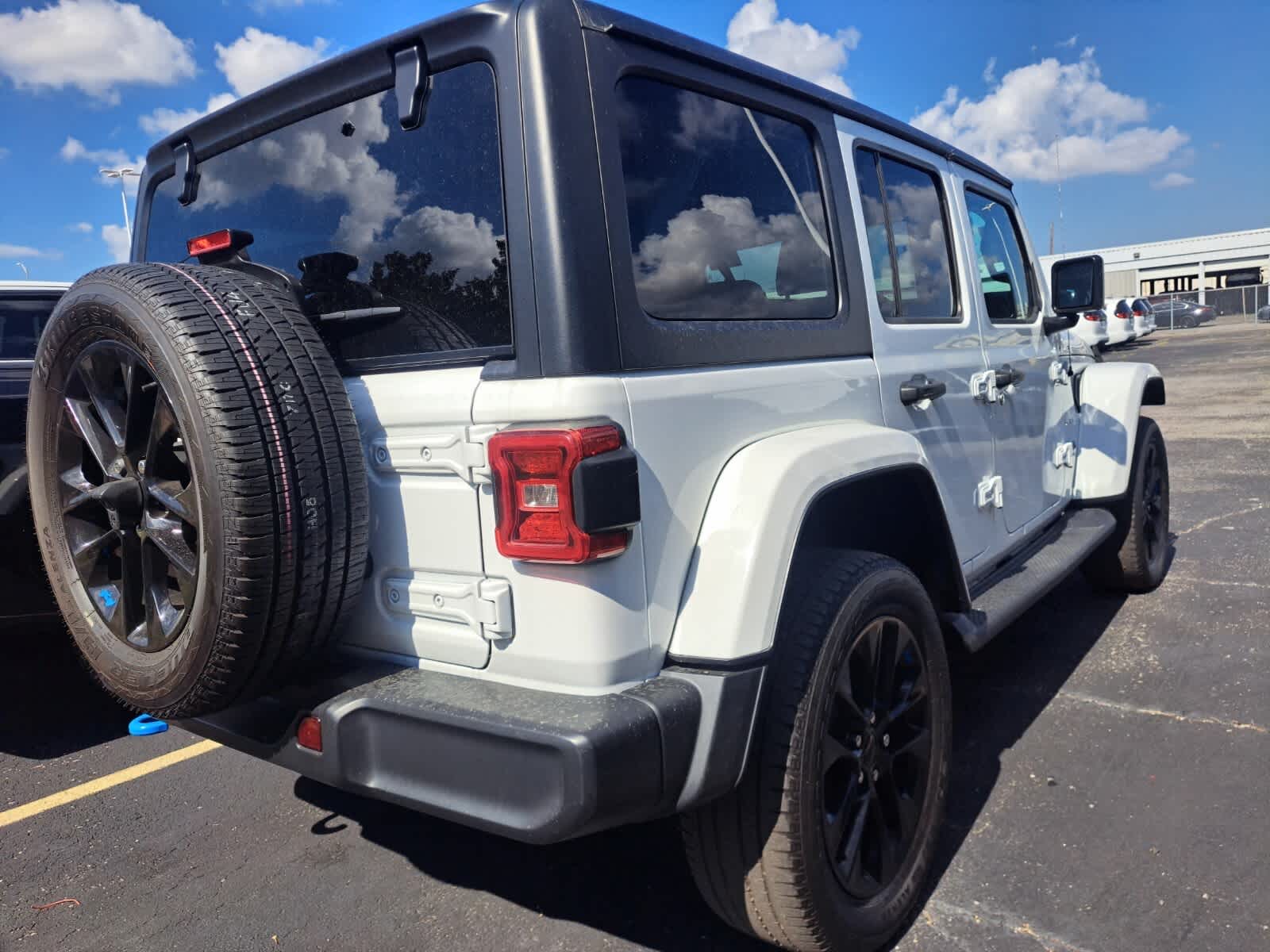 2022 Jeep Wrangler 4xe Unlimited Sahara photo 2