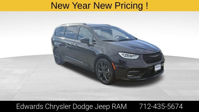 2026 Chrysler Pacifica Select's photo