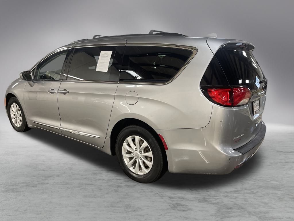 2017 Chrysler Pacifica Touring L photo 3