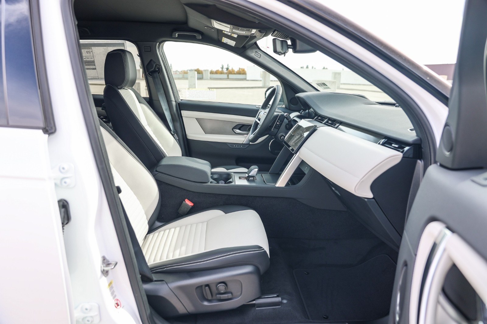 2025 Land Rover Discovery Sport Dynamic SE photo 15