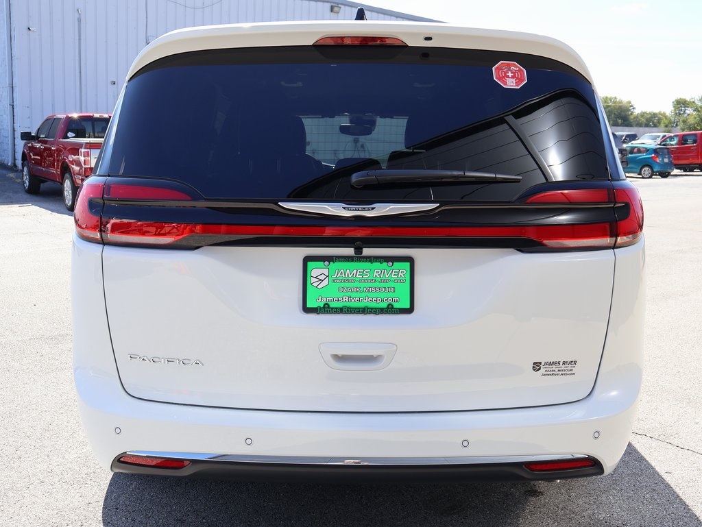 2026 Chrysler Pacifica photo 3