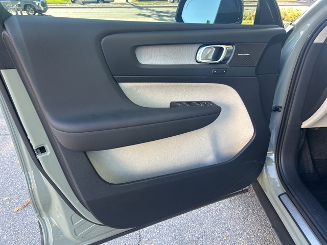 2025 Volvo XC40 Plus photo 15