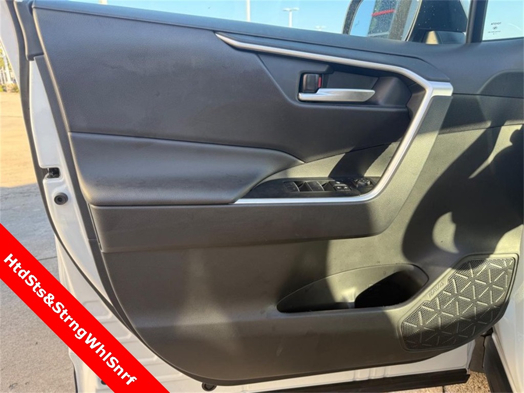 2024 Toyota RAV4 XLE photo 2