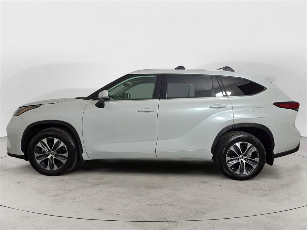 2022 Toyota Highlander XLE photo 2