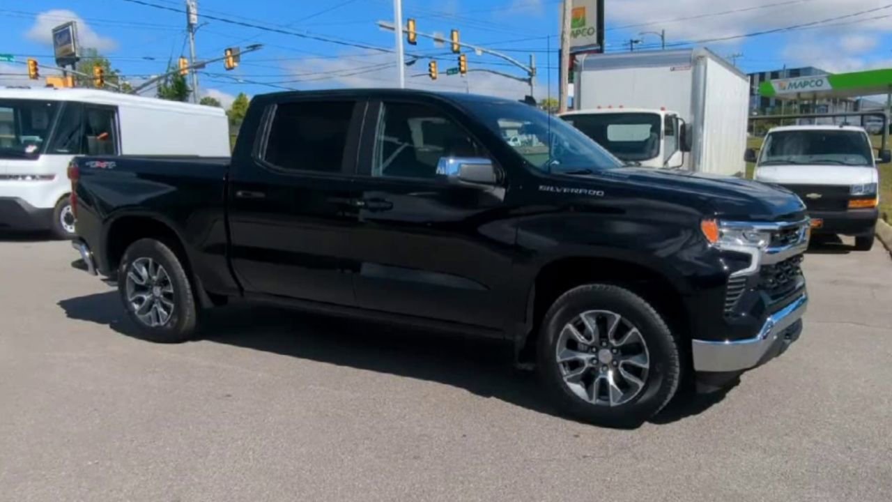 2026 Chevrolet Silverado 1500 LT photo 2