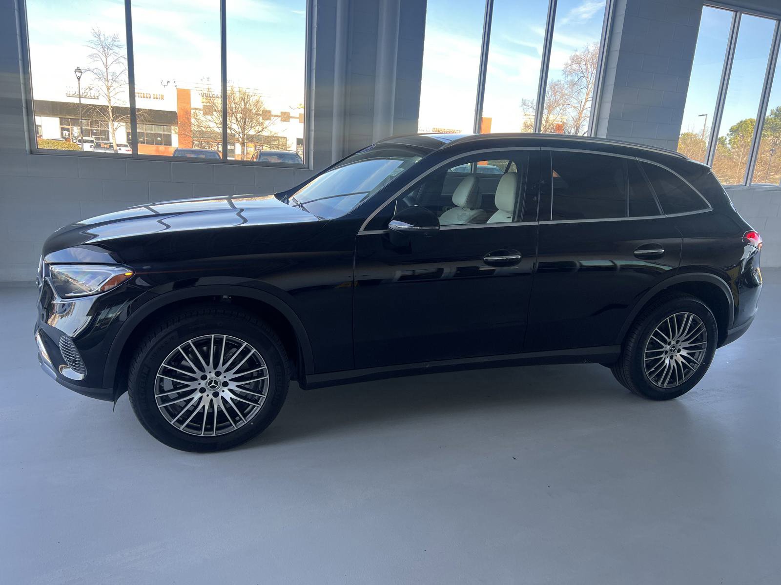 2025 Mercedes Benz GLC photo 2