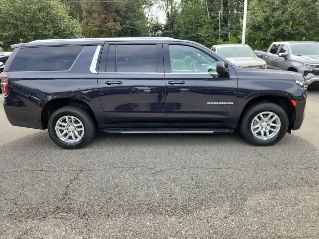 2024 Chevrolet Suburban LT photo 5