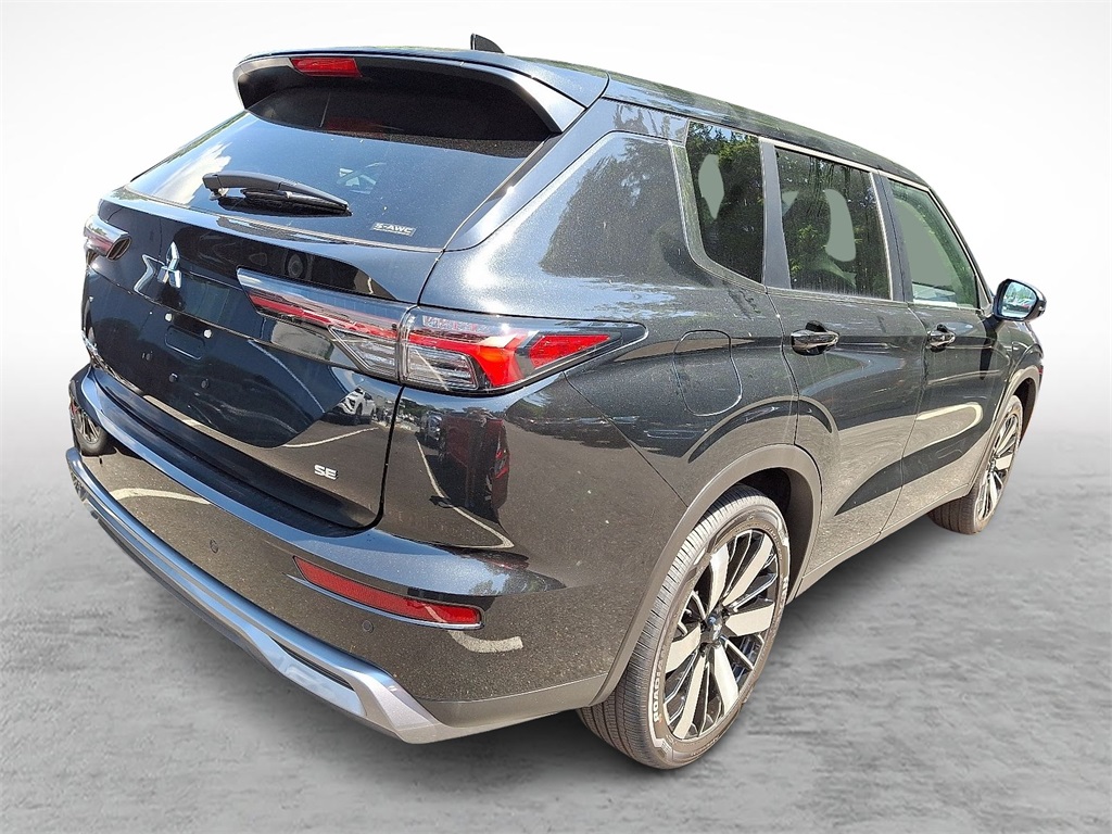 2025 Mitsubishi Outlander SE photo 3