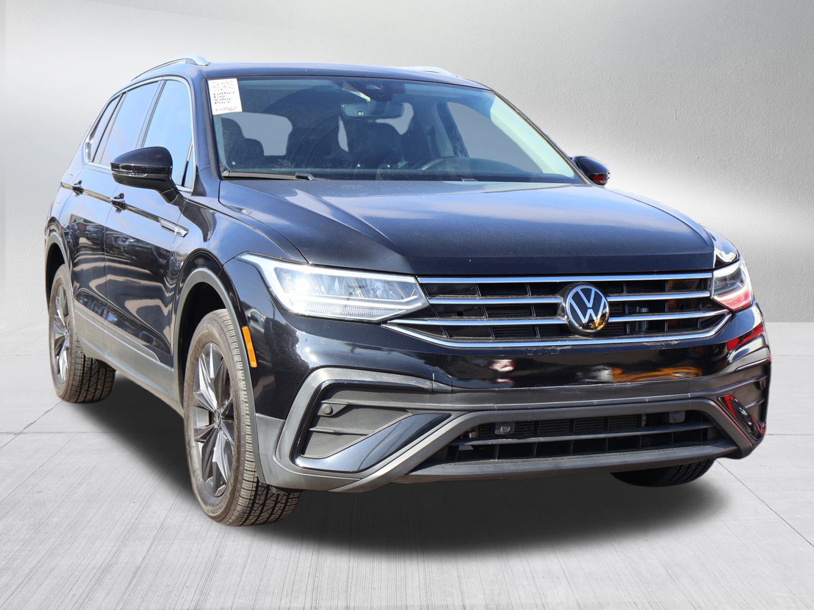 2022 Volkswagen Tiguan SE's photo