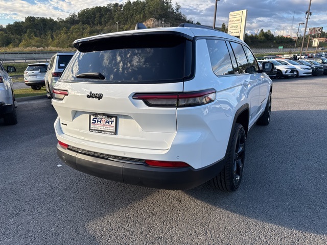 2025 Jeep Grand Cherokee Altitude photo 3