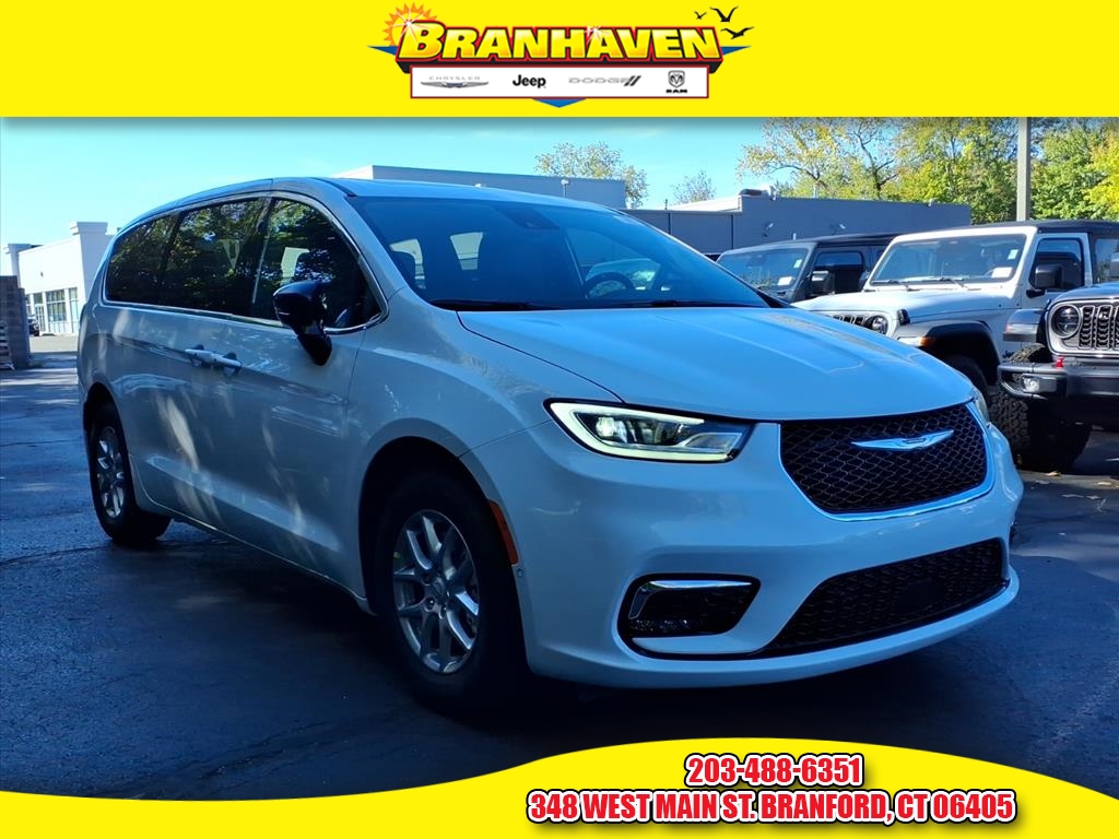 2026 Chrysler Pacifica Select's photo