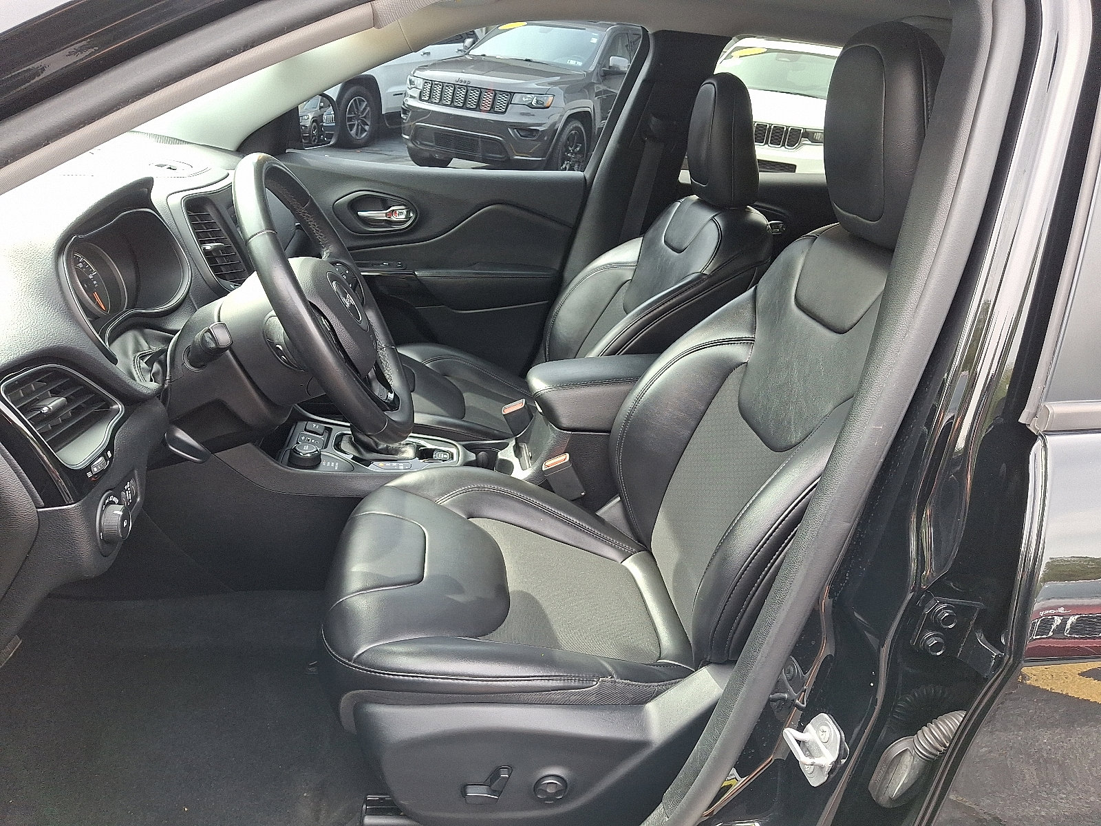 2019 Jeep Cherokee Altitude photo 9