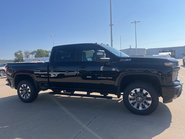 2025 Chevrolet Silverado 2500HD Custom photo 2