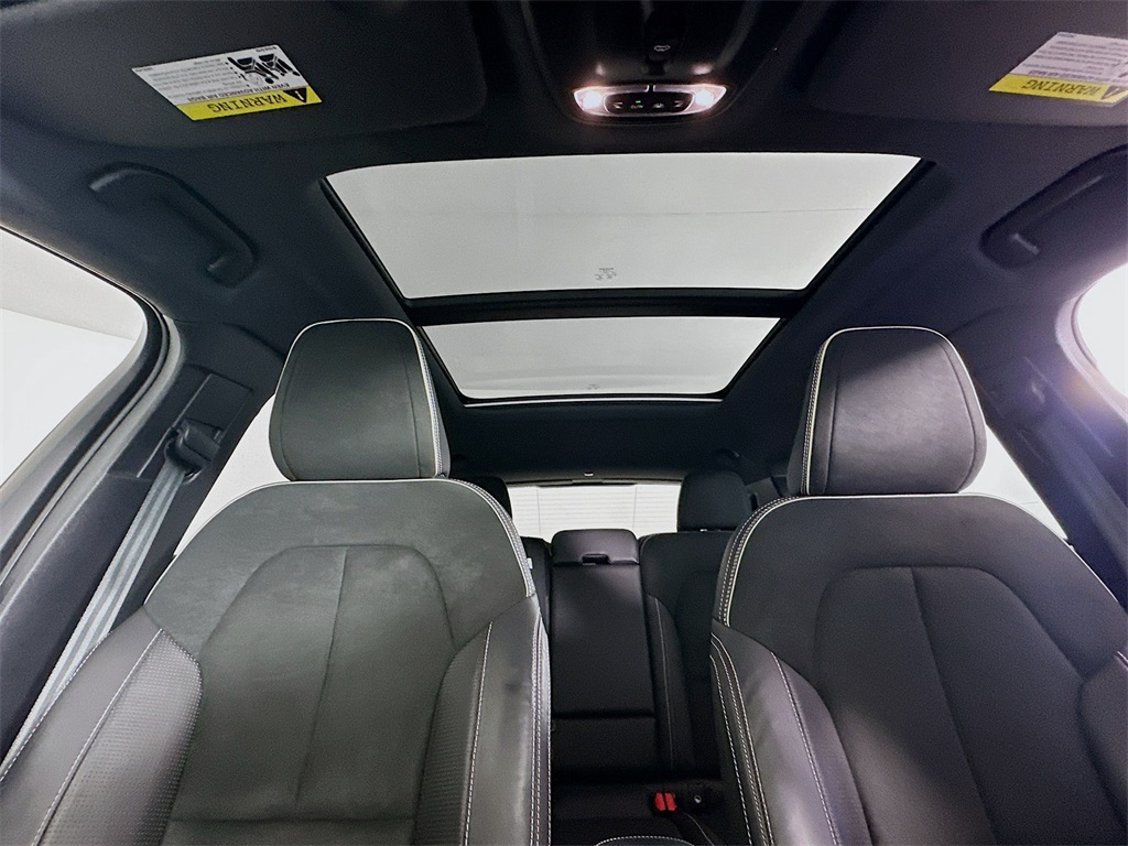 2021 Volvo XC40 R-Design photo 19