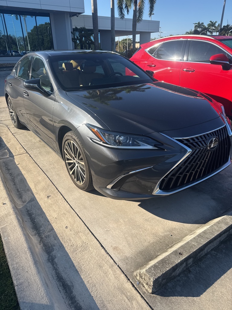 2025 Lexus ES 350's photo