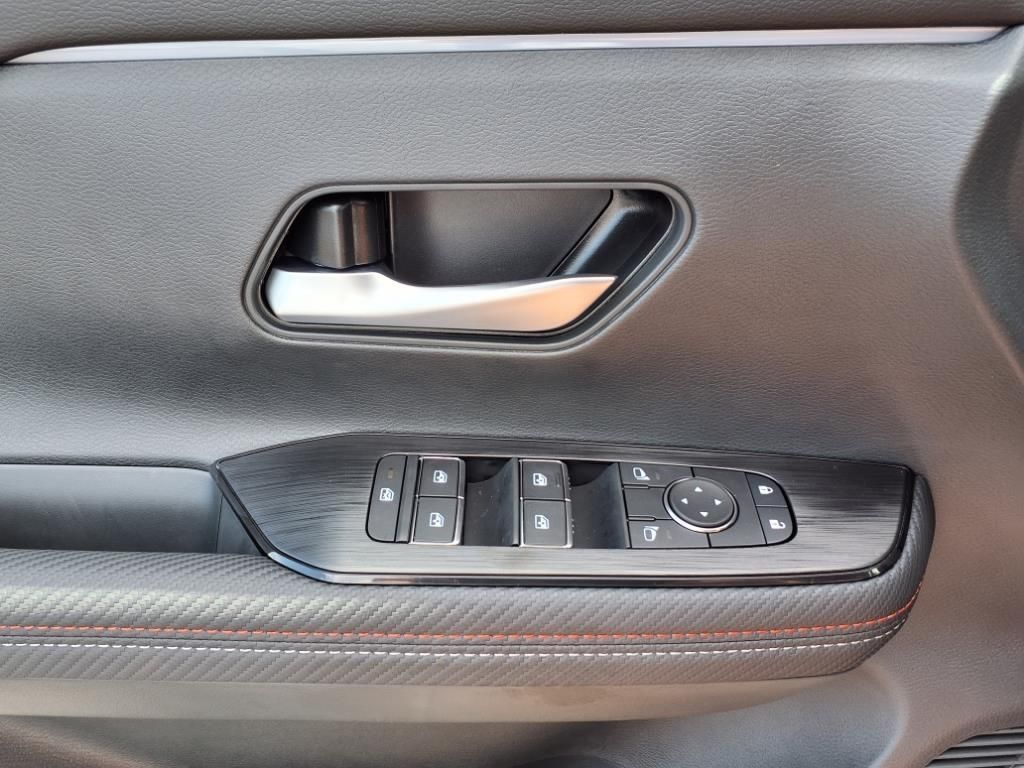 2025 Nissan Kicks SR photo 2