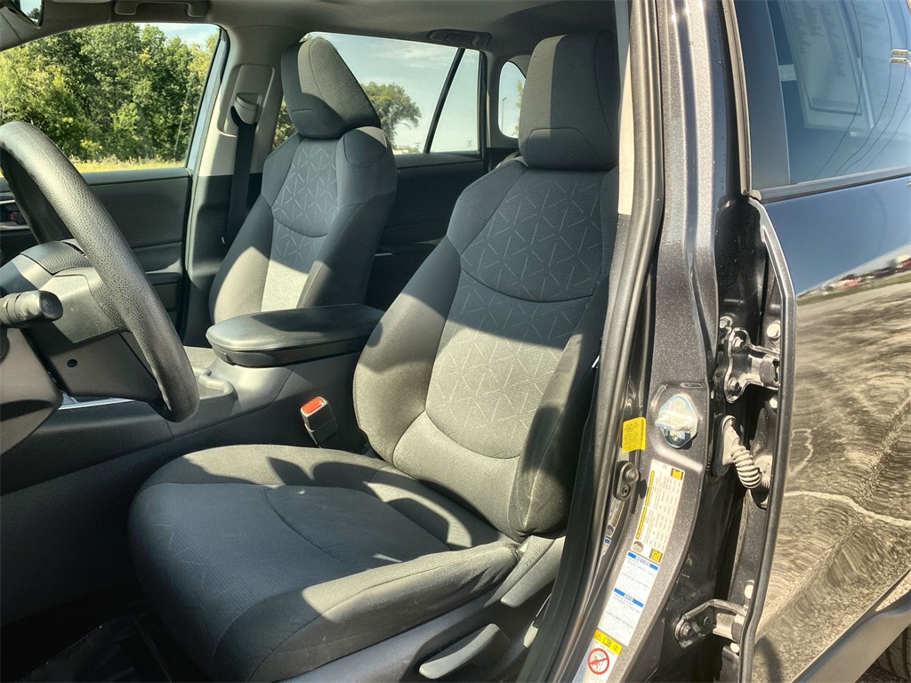 2019 Toyota RAV4 XLE photo 9