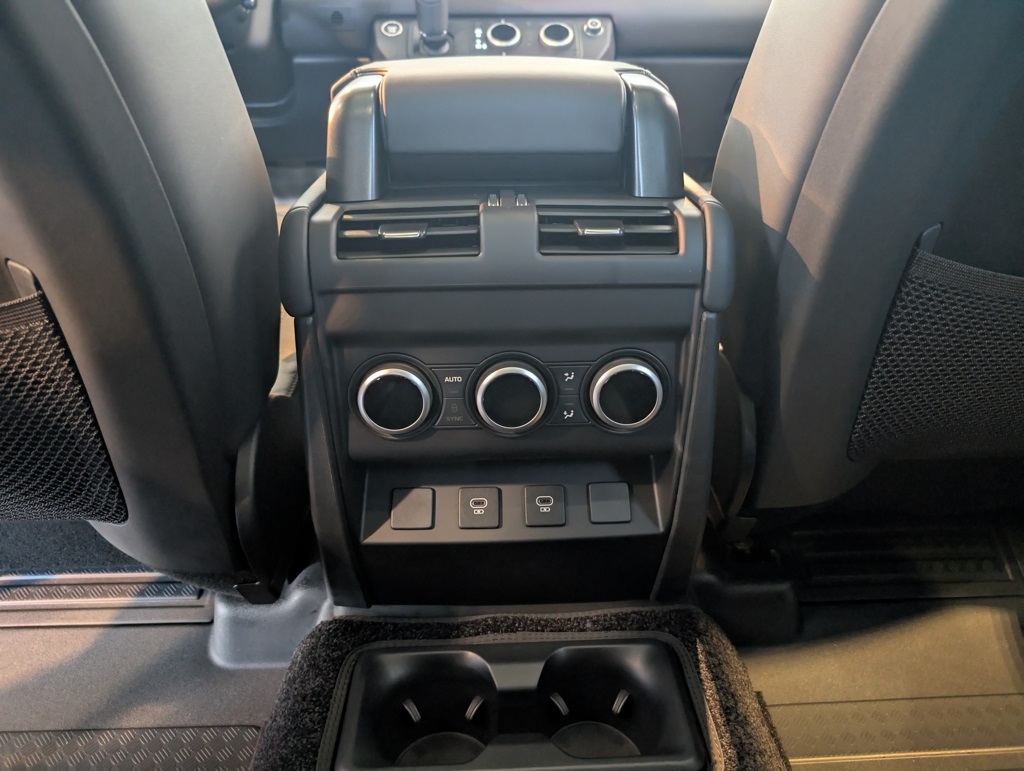 2025 Land Rover Defender 130 X-Dynamic SE photo 24