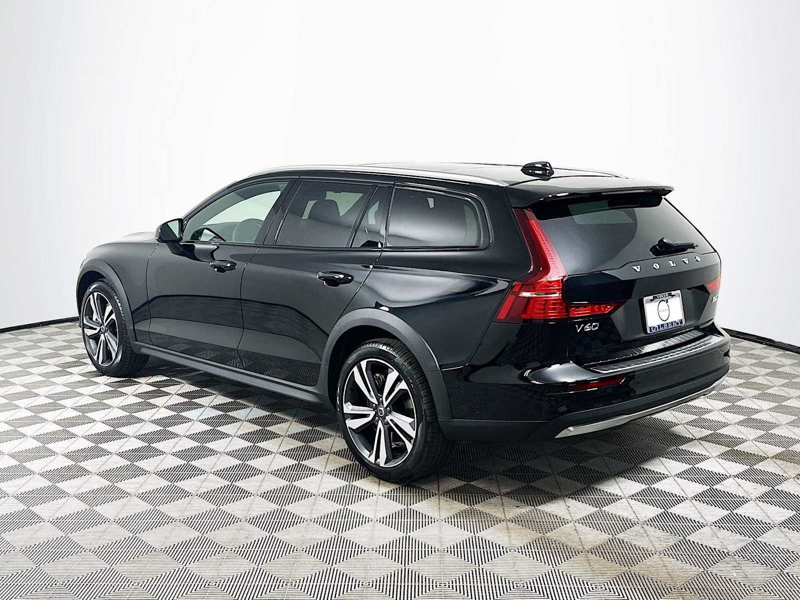 2025 Volvo V60 Cross Country B5 AWD Plus photo 5