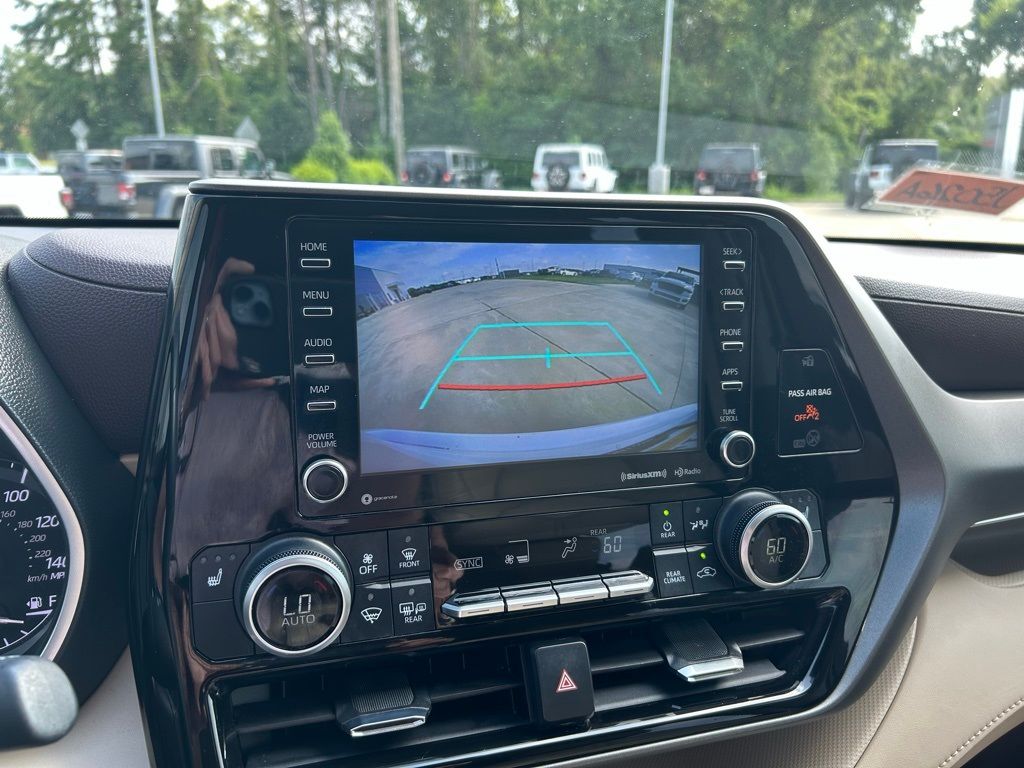 2021 Toyota Highlander XLE photo 12