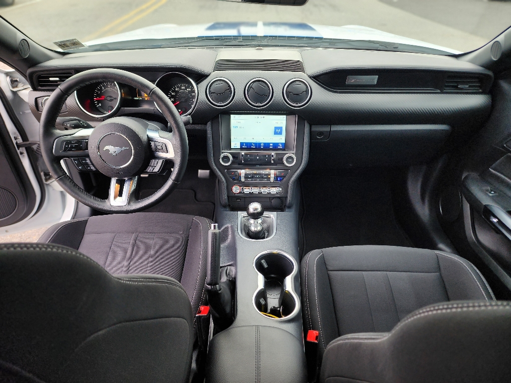 2022 Ford Mustang EcoBoost photo 2