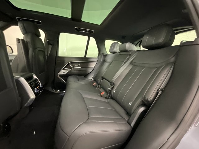 2025 Land Rover Range Rover SE photo 6