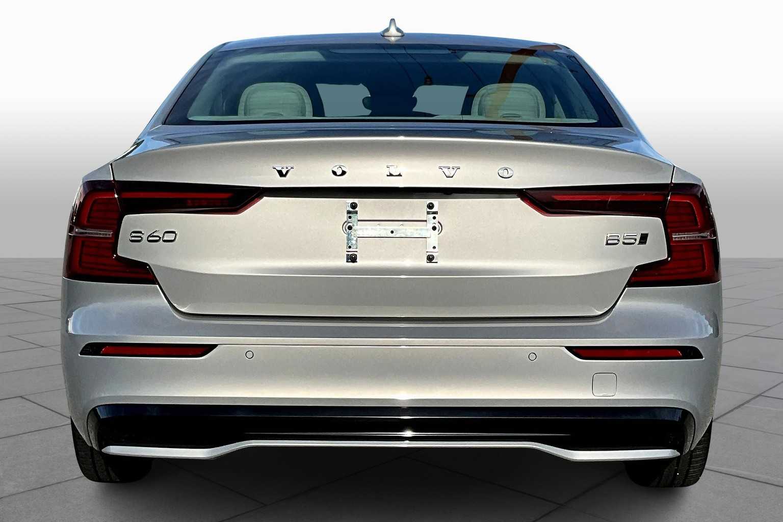 2024 Volvo S60 B5 Plus photo 4