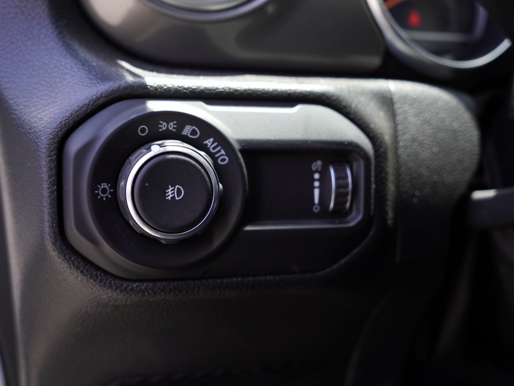 2023 Jeep Wrangler Sahara photo 13