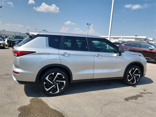 2022 Mitsubishi Outlander SE photo 2