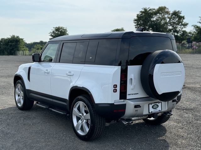 2024 Land Rover Defender 110 SE photo 3