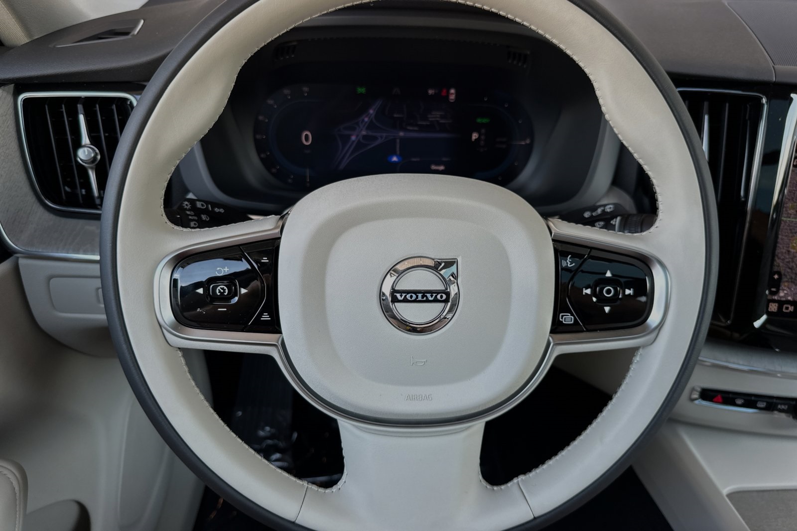2025 Volvo XC60 Plus photo 18
