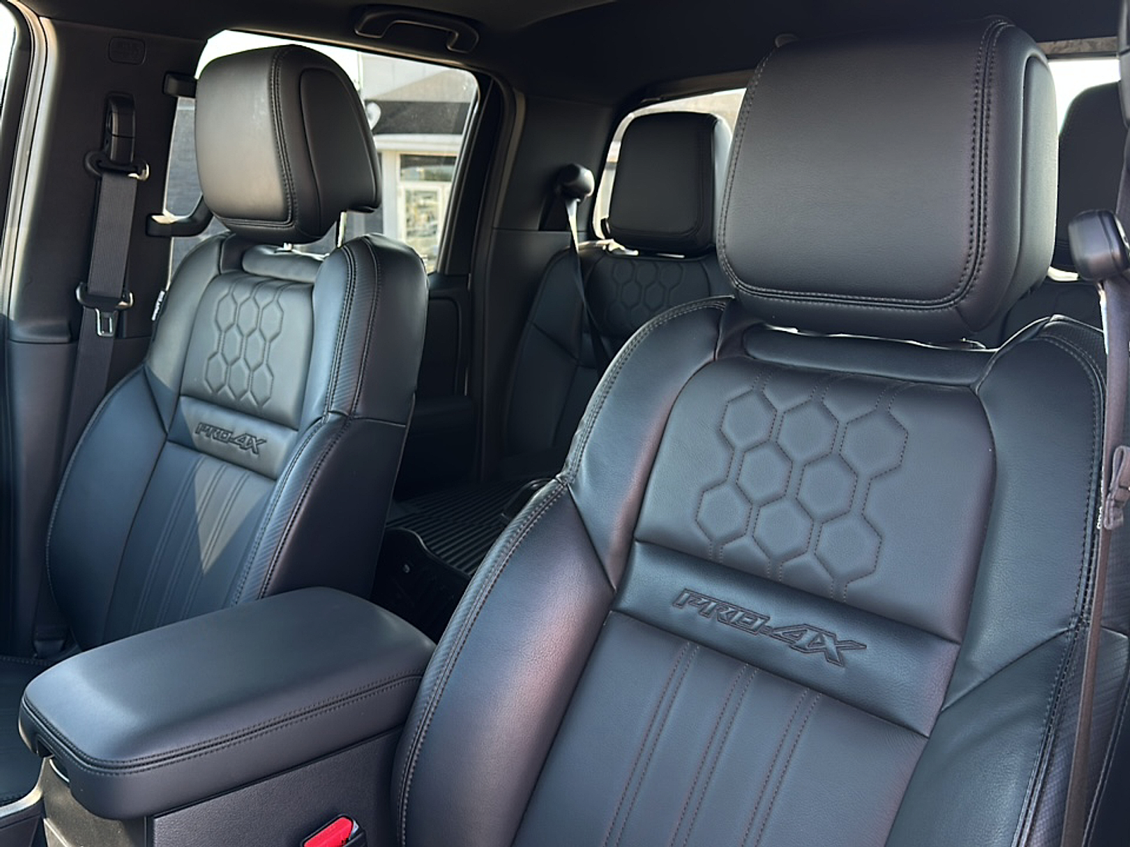 2022 Nissan Frontier Crew Cab PRO-4X photo 6