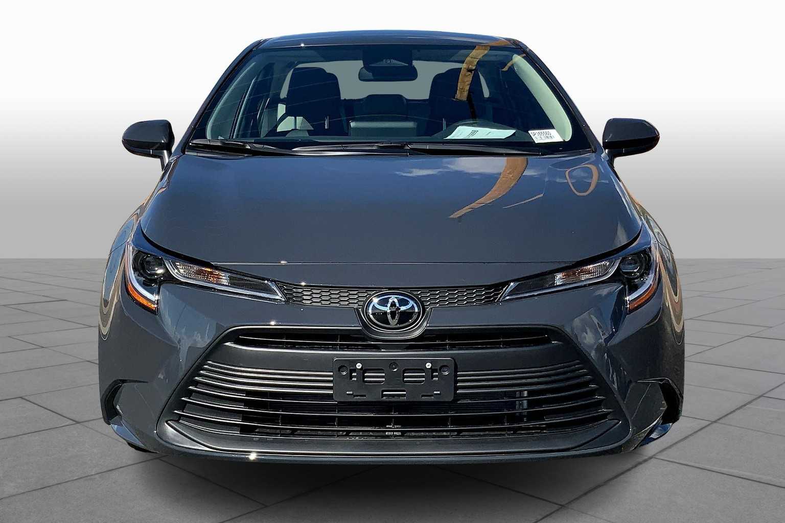 2025 Toyota Corolla LE photo 3