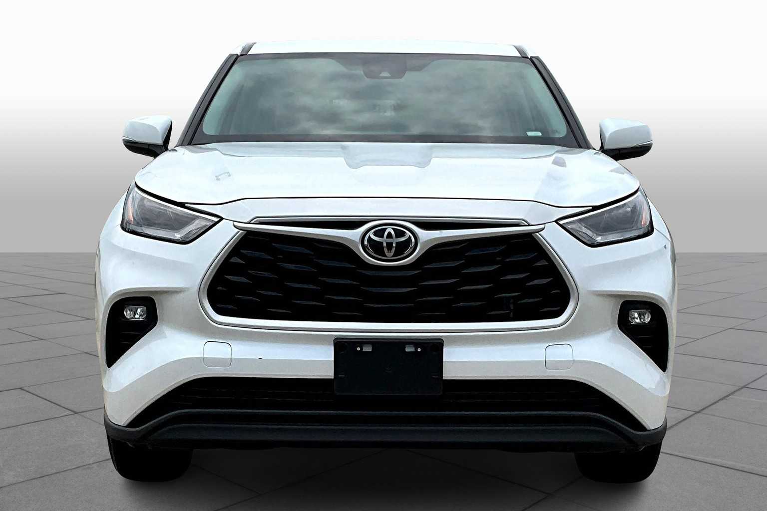 2023 Toyota Highlander LE photo 2
