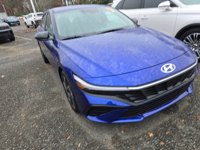 2025 Hyundai Elantra SEL Sport photo 2