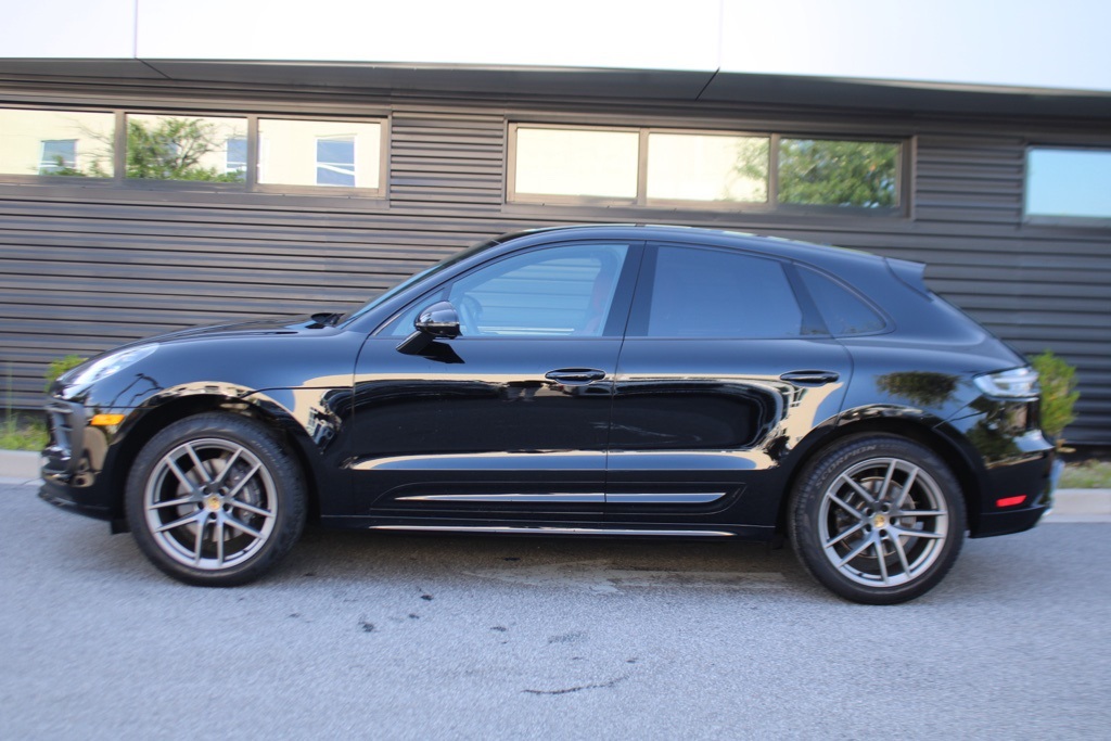 2025 Porsche Macan T photo 2