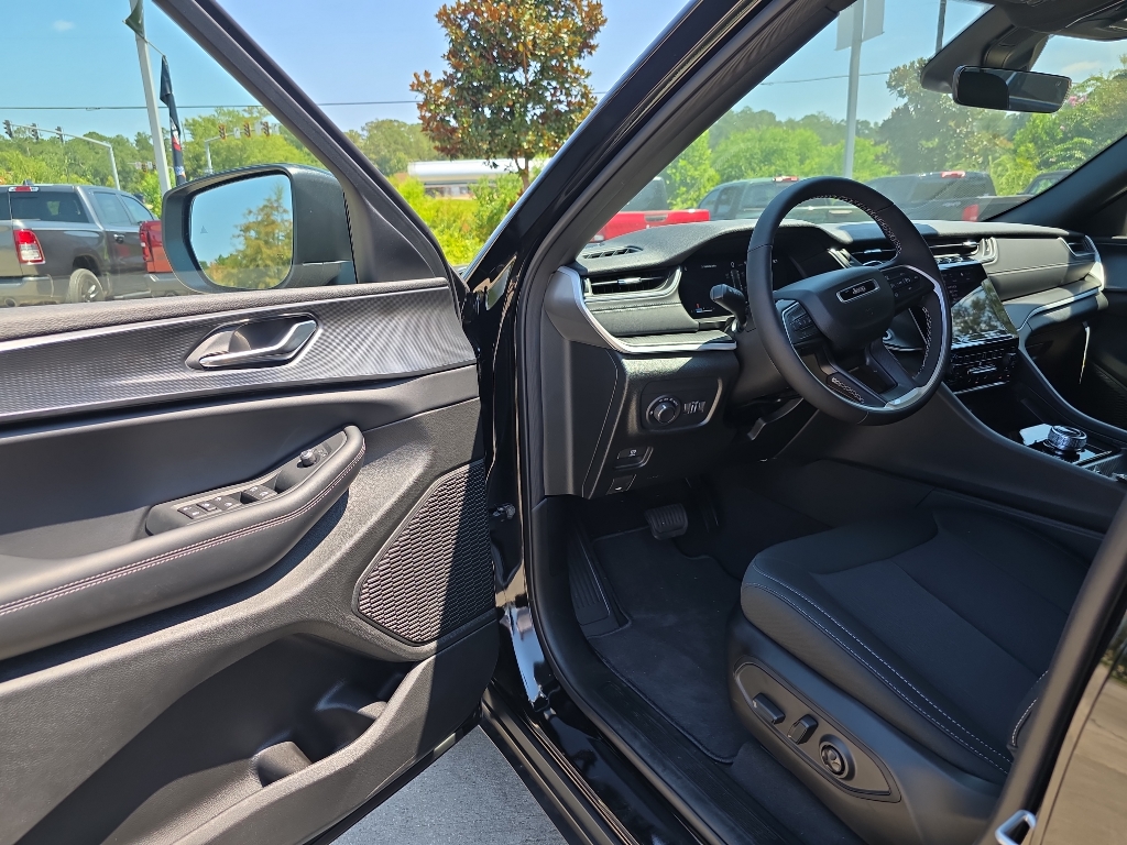2025 Jeep Grand Cherokee Laredo X photo 12