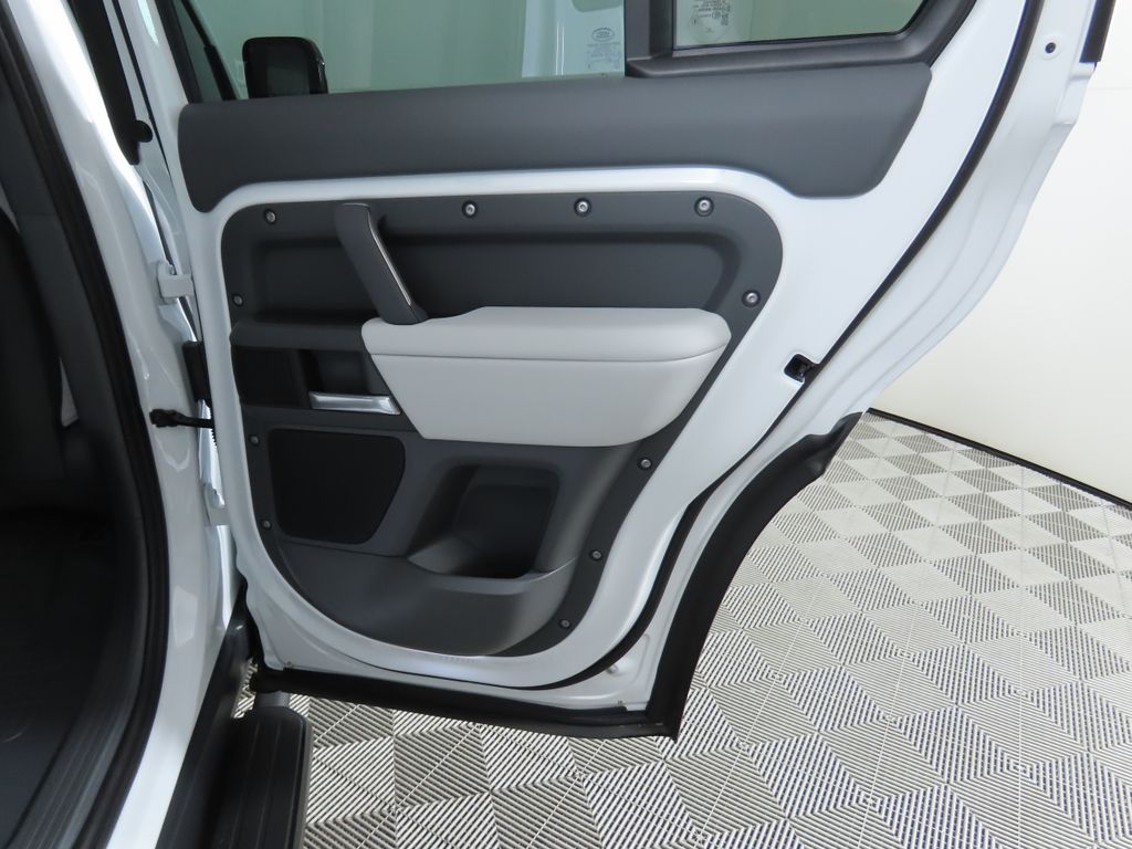2025 Land Rover Defender 110 S photo 25