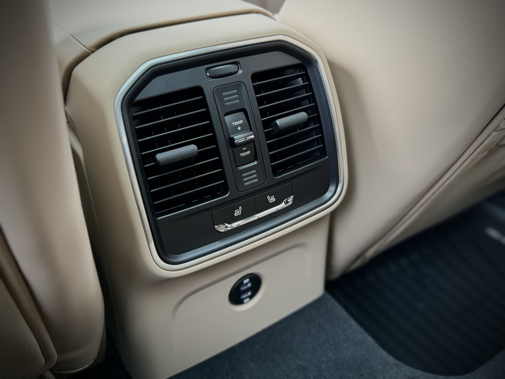 2025 Porsche Macan T photo 29
