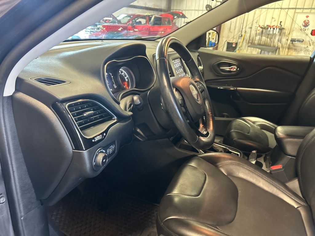2020 Jeep Cherokee Altitude photo 18